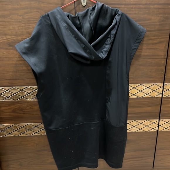 Nike Sleeveless Gym Training Top With Hoodie - Picture 2 of 3